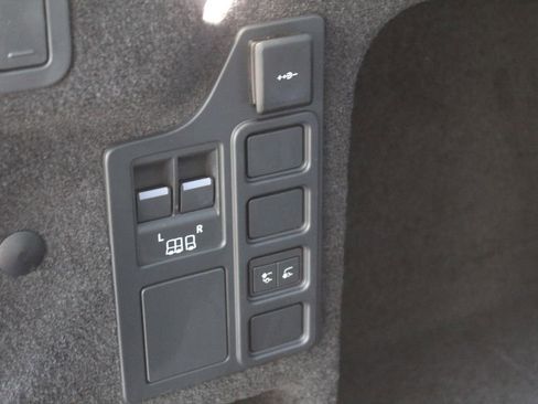 Used 2025 Land Rover Discovery Dynamic SE image 26