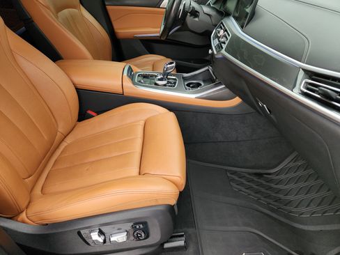 Used 2021 BMW X7 xDrive40i w/ M Sport Package AWD/4WD image 16