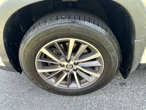 Used 2019 Toyota Highlander XLE AWD/4WD image 31