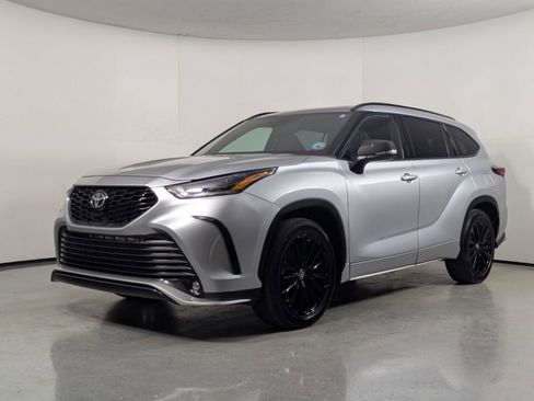 Used 2024 Toyota Highlander XSE FWD image 3