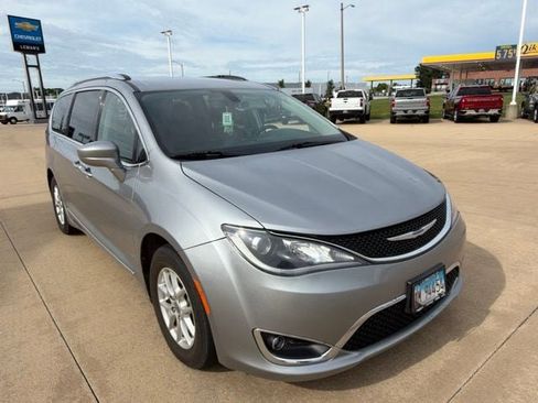 Used 2020 Chrysler Pacifica Touring-L FWD image 2