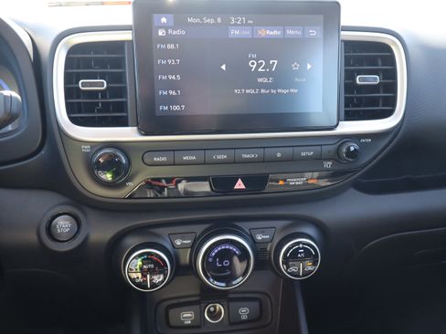 Used 2024 Hyundai Venue SEL image 18