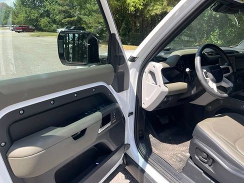 Used 2025 Land Rover Defender 110 X-Dynamic SE AWD/4WD image 4