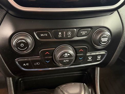 Used 2019 Jeep Cherokee Limited AWD/4WD image 9