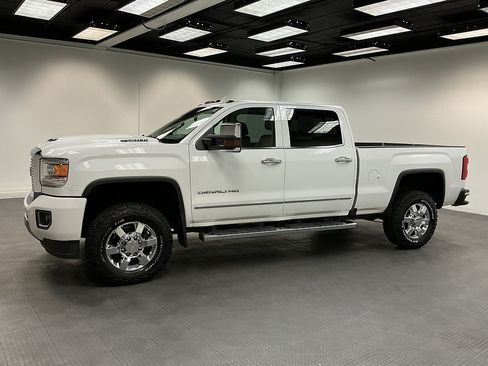 Used 2017 GMC Sierra 3500 Denali w/ Duramax Plus Package AWD/4WD image 2