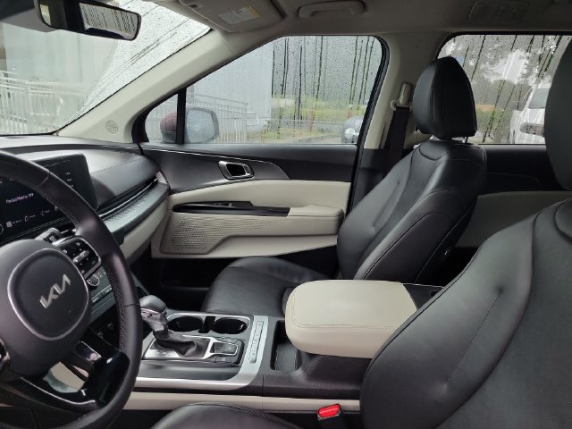 Used 2024 Kia Carnival LX FWD image 19