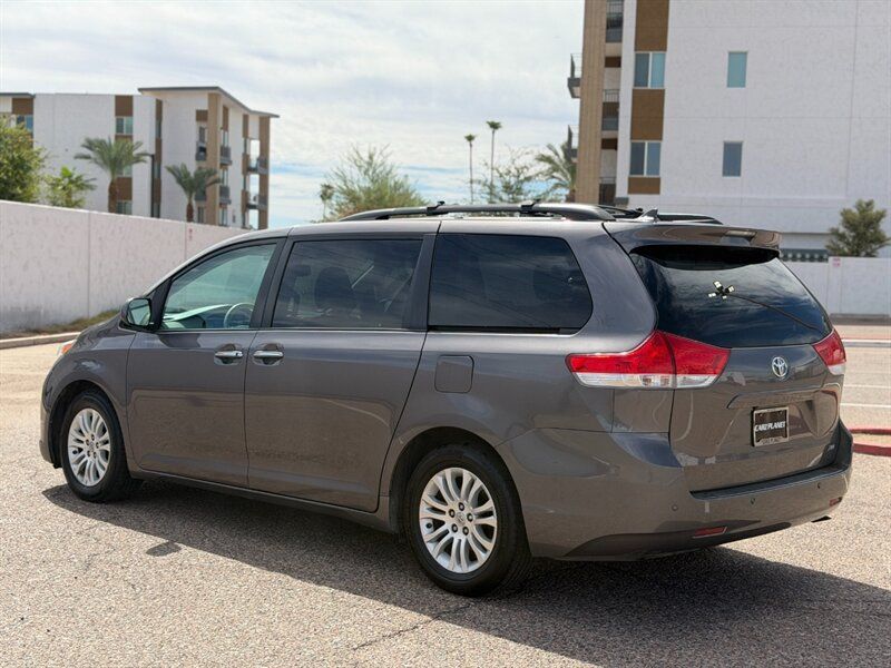 Used 2014 Toyota Sienna XLE w/ XLE Premium Package FWD image 10
