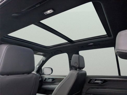 Used 2025 Chevrolet Tahoe Z71 w/ Z71 Off-Road Package AWD/4WD image 32