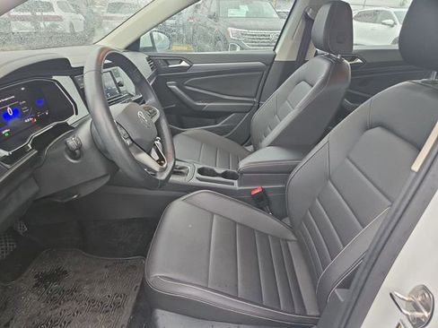 Certified 2024 Volkswagen Jetta SE w/ Panoramic Sunroof Package image 10