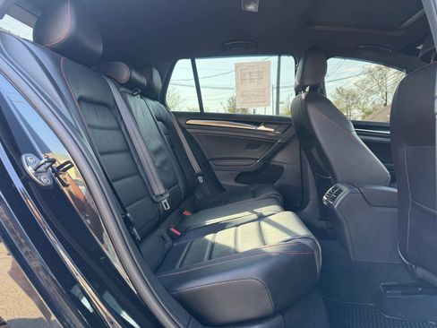 Used 2017 Volkswagen GTI SE image 21