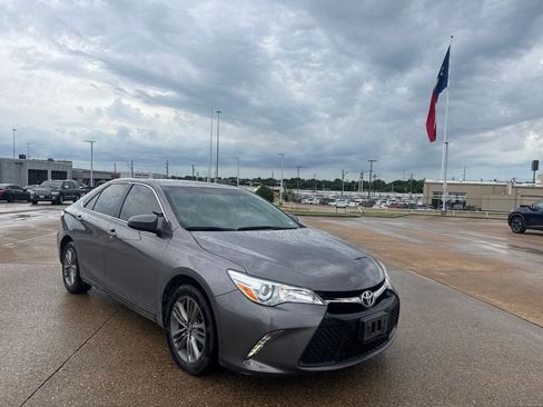 Used 2017 Toyota Camry SE FWD image 2