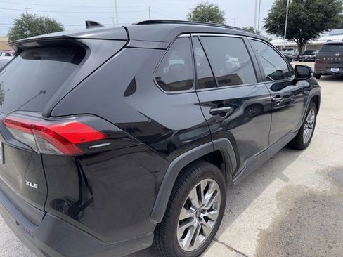Used 2019 Toyota RAV4 XLE Premium FWD image 6