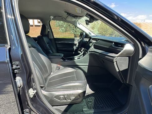 Used 2023 Jeep Grand Cherokee Limited image 25