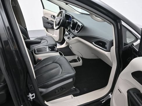 Used 2020 Chrysler Pacifica Limited FWD image 34