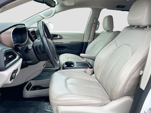 Used 2019 Chrysler Pacifica Touring-L Plus w/ Tire & Wheel Group image 20