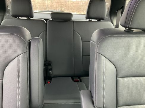 Used 2025 Chevrolet Traverse LT image 26