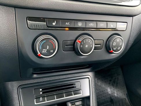 Used 2016 Volkswagen Tiguan S image 31