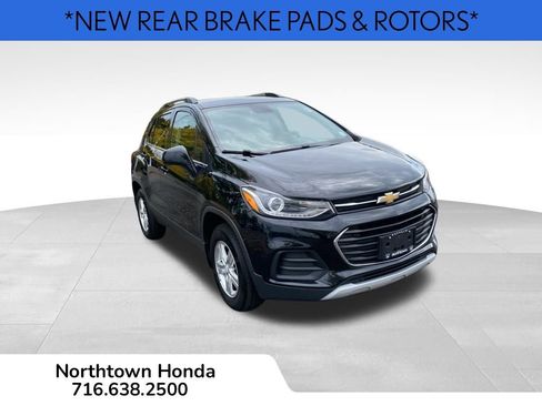 Used 2017 Chevrolet Trax LT w/ Sun & Sound Package image 2