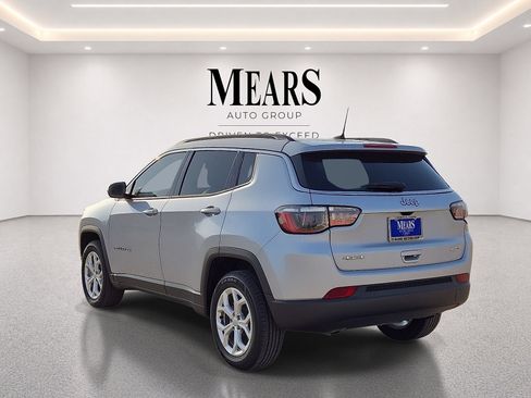 Used 2024 Jeep Compass Latitude AWD/4WD image 3