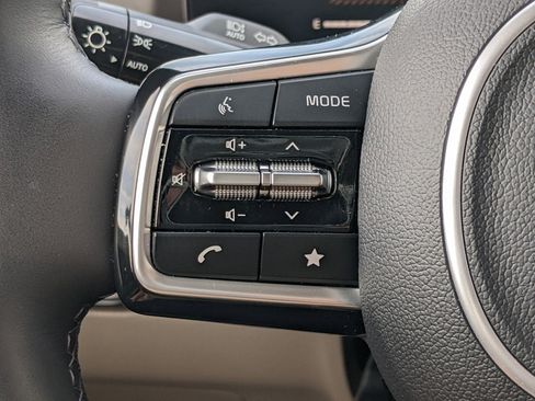 Used 2025 Kia Carnival image 19