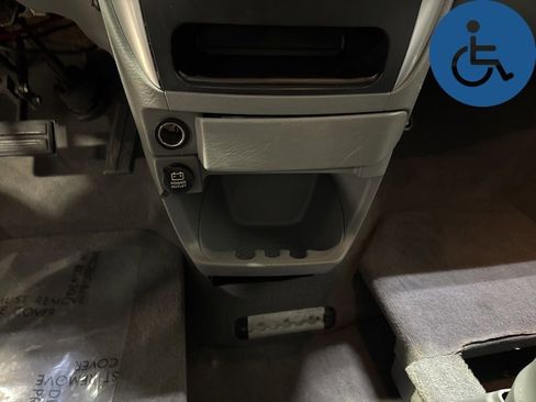 Used 2005 Chrysler Town & Country Touring w/ Leather Interior Group FWD image 18