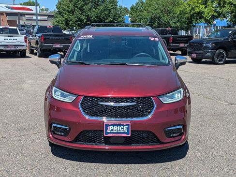 Used 2023 Chrysler Pacifica Limited FWD image 2