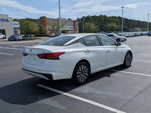 Used 2024 Nissan Altima 2.5 SV FWD image 3