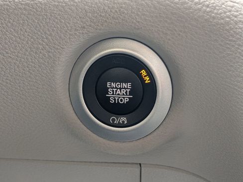 Used 2024 Chrysler Pacifica Select image 30