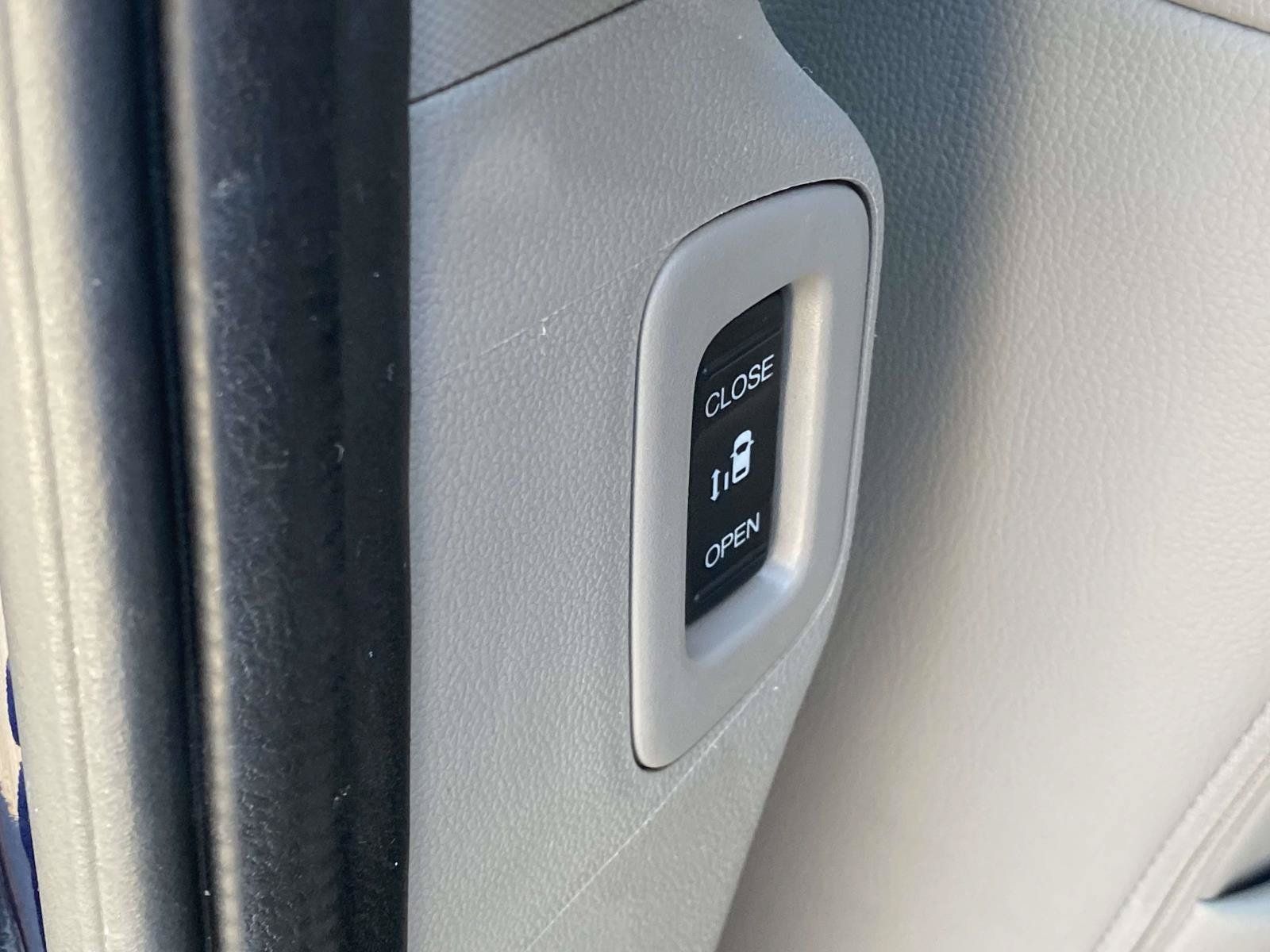 Used 2015 Honda Odyssey Touring Elite image 10