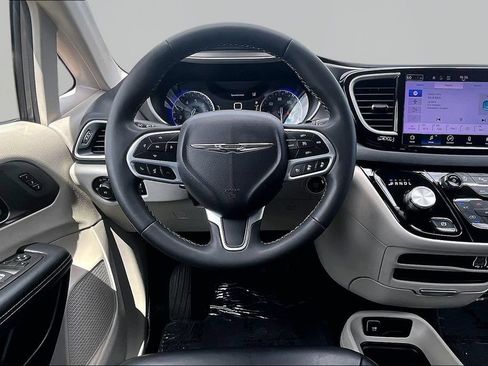 Used 2023 Chrysler Pacifica Touring-L FWD image 5