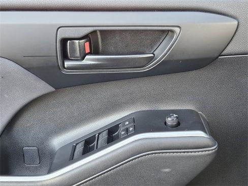 Used 2023 Toyota Highlander LE image 25