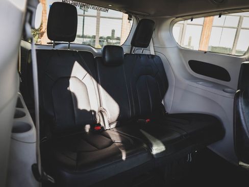 Used 2019 Chrysler Pacifica Touring-L image 34