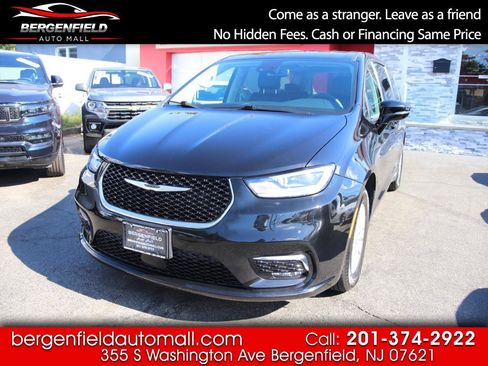 Used 2024 Chrysler Pacifica Touring-L FWD image 1