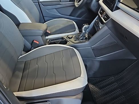 New 2026 Volkswagen Taos SE image 12