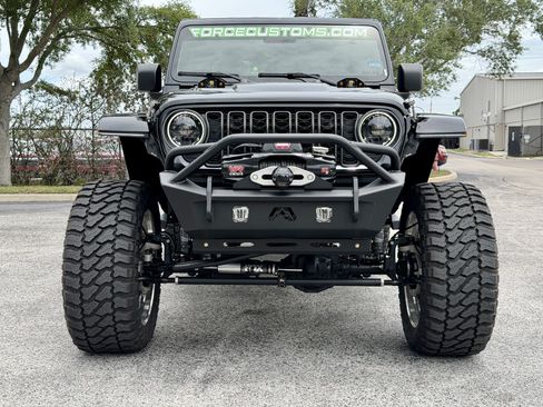 Used 2024 Jeep Gladiator Sport AWD/4WD image 8