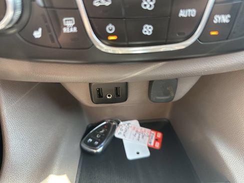 Used 2019 Chevrolet Traverse LT w/ LT Premium Package FWD image 19