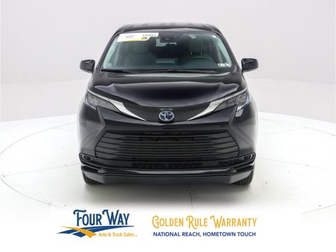 Used 2024 Toyota Sienna LE image 10