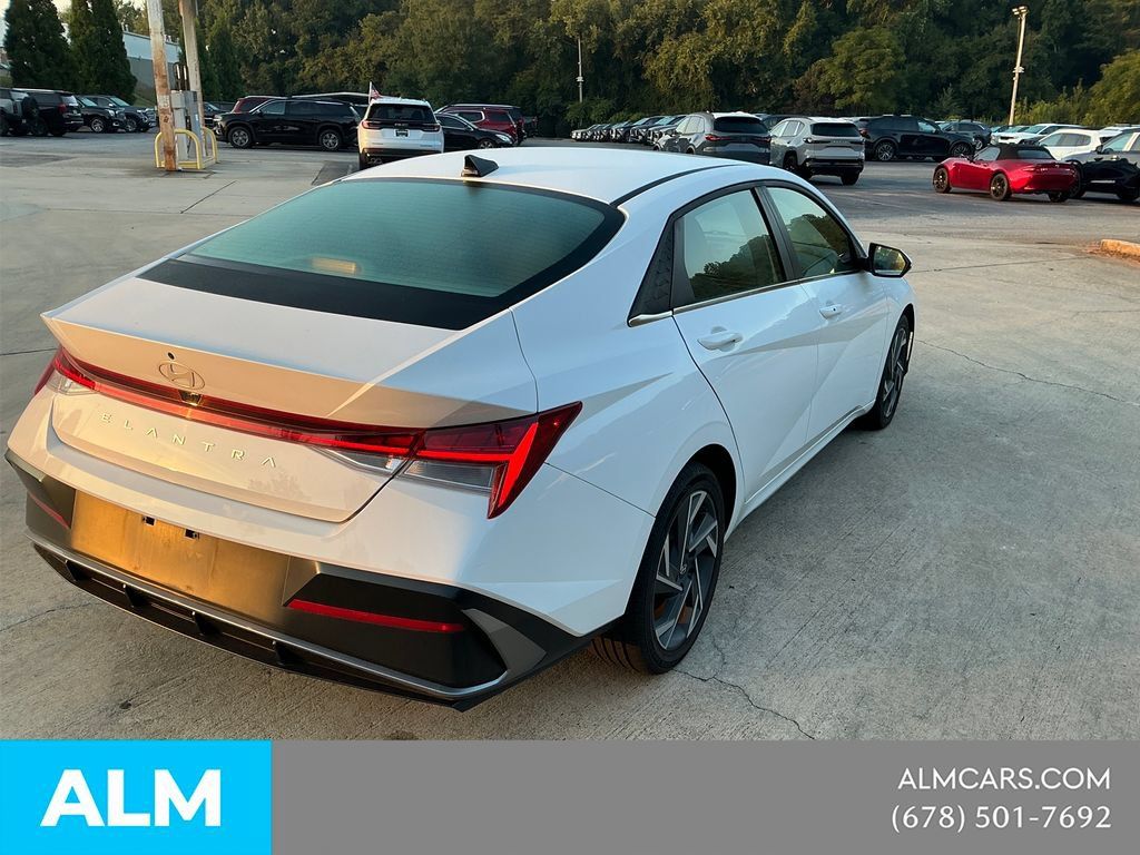 Used 2025 Hyundai Elantra SEL FWD image 4
