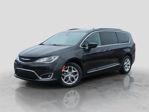 Used 2018 Chrysler Pacifica Touring-L Plus w/ Tire & Wheel Group FWD image 1