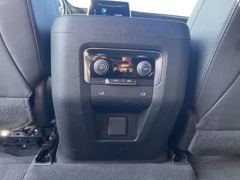 Used 2022 Chevrolet Suburban LT AWD/4WD image 40