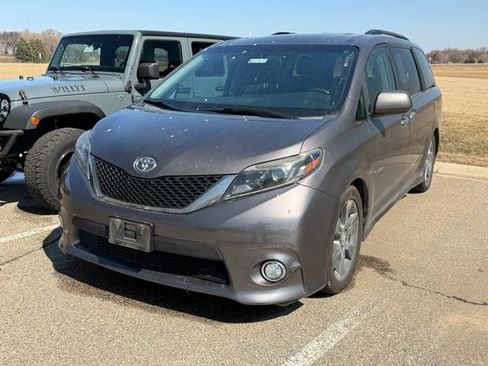 Used 2015 Toyota Sienna SE image 1