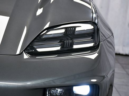 Used 2025 Porsche Macan 4 Electric image 74