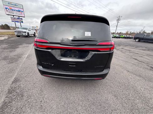 Used 2025 Chrysler Pacifica Limited image 10