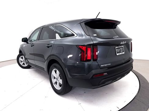 Used 2023 Kia Sorento LX FWD image 2