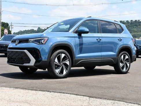 New 2025 Volkswagen Taos SE image 3