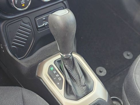 Used 2016 Jeep Renegade Latitude w/ Cold Weather Group image 37