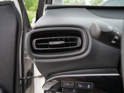 Certified 2020 Toyota Prius LE FWD image 26
