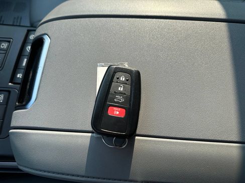 Used 2021 Toyota Highlander XLE AWD/4WD image 75