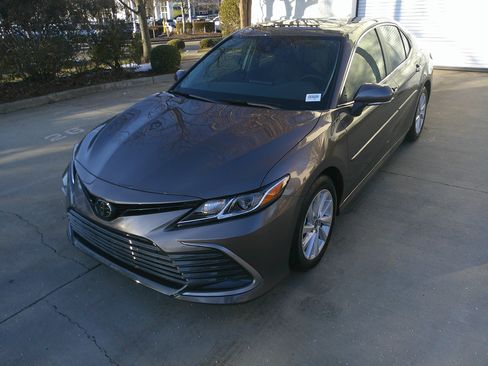 Used 2024 Toyota Camry LE image 6