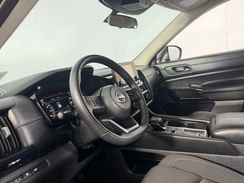 Used 2025 Nissan Pathfinder SV FWD image 15